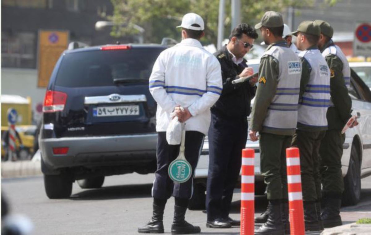 POLIS Tehran berada di tepi jalan susulan pemantauan pihak berkuasa terhadap individu yang melanggar etika pakaian. FOTO AFP 