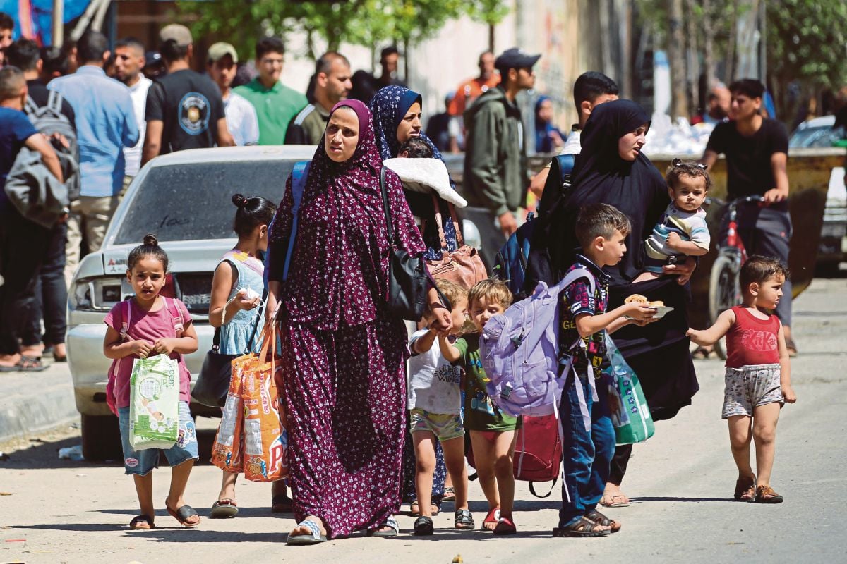 WANITA dan kanak-kanak Palestin melarikan diri dari Rafah susulan operasi ketenteraan Israel di kawasan berkenaan. FOTO AFP
