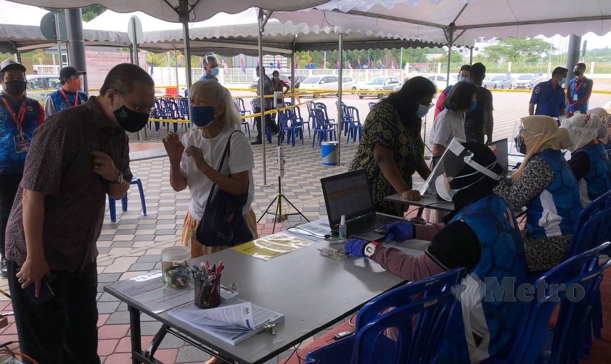 JAMALUDIN A Hamid melawat PPV di Lembaga Hasil Dalam Negeri di Kluang Johor. FOTO Mohamad Fahd Rahmat