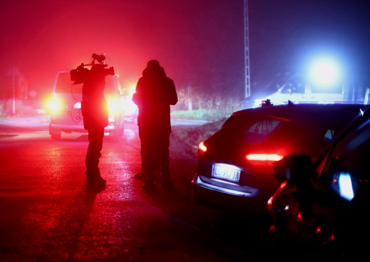 PETUGAS media berada dekat sekatan polis susulan letupan di Przewodow, kampung di timur Poland yang bersempadan dengan dengan Ukraine. FOTO Reuters 