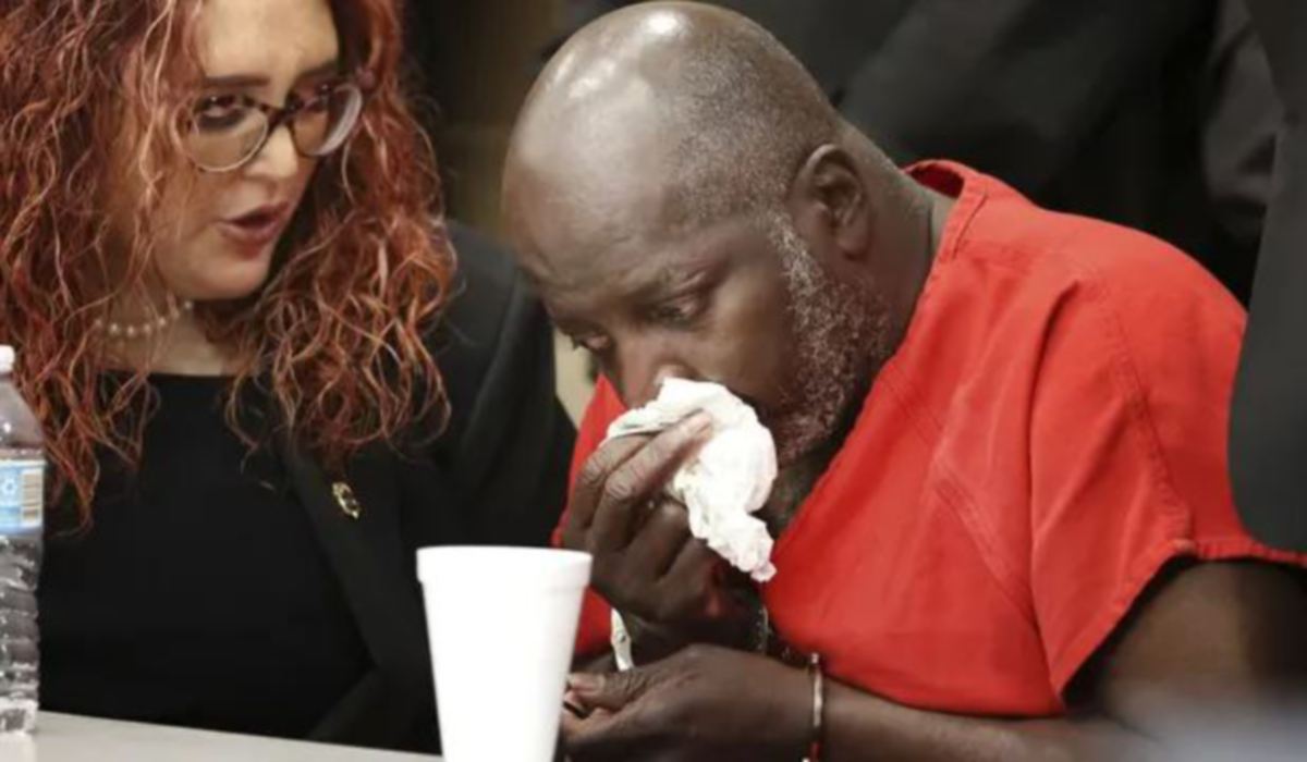 SIDNEY Holmes menangis sebaik mahkamah membuat keputusan untuk membebaskannya. FOTO South Florida Sun-Sentinel / TNS