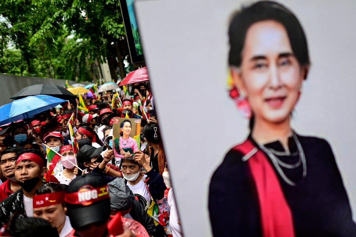 PENUNJUK perasaan melaungkan slogan dan memegang gambar Suu Kyi ketika menyertai demonstrasi antijunta di Bangkok, pada 22 Julai 2022. FOTO fail AFP 