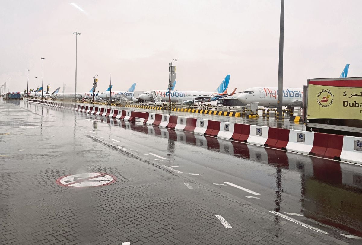HUJAN lebat di Lapangan Terbang Dubai, UAE, semalam. FOTO Reuters 