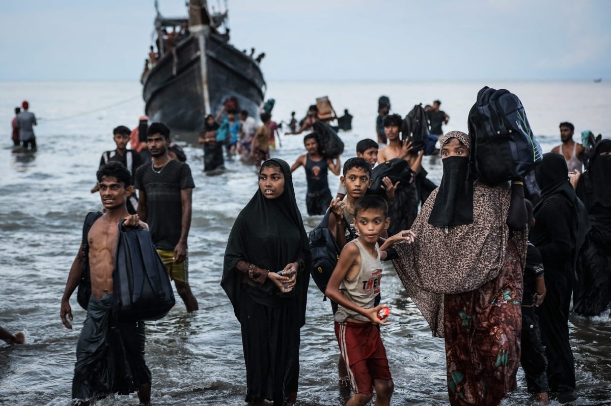 PELARIAN Rohingya tiba di pantai di Aceh. FOTO AFP 