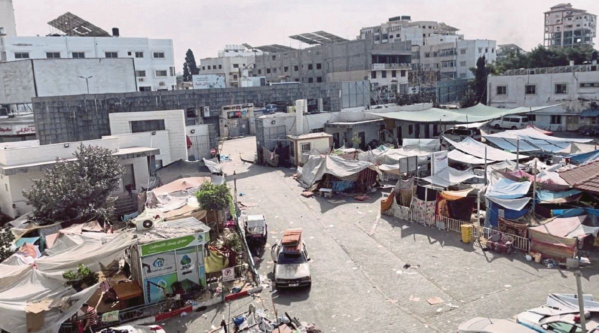 FOTO fail menunjukkan penduduk Palestin mendirikan khemah di perkarangan Hospital Al-Shifa. FOTO Agensi 