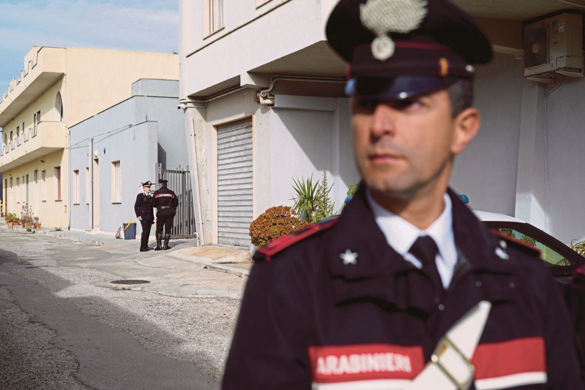 POLIS berkawal di pangsapuri Matteo Messina Denaro. FOTO Reuters