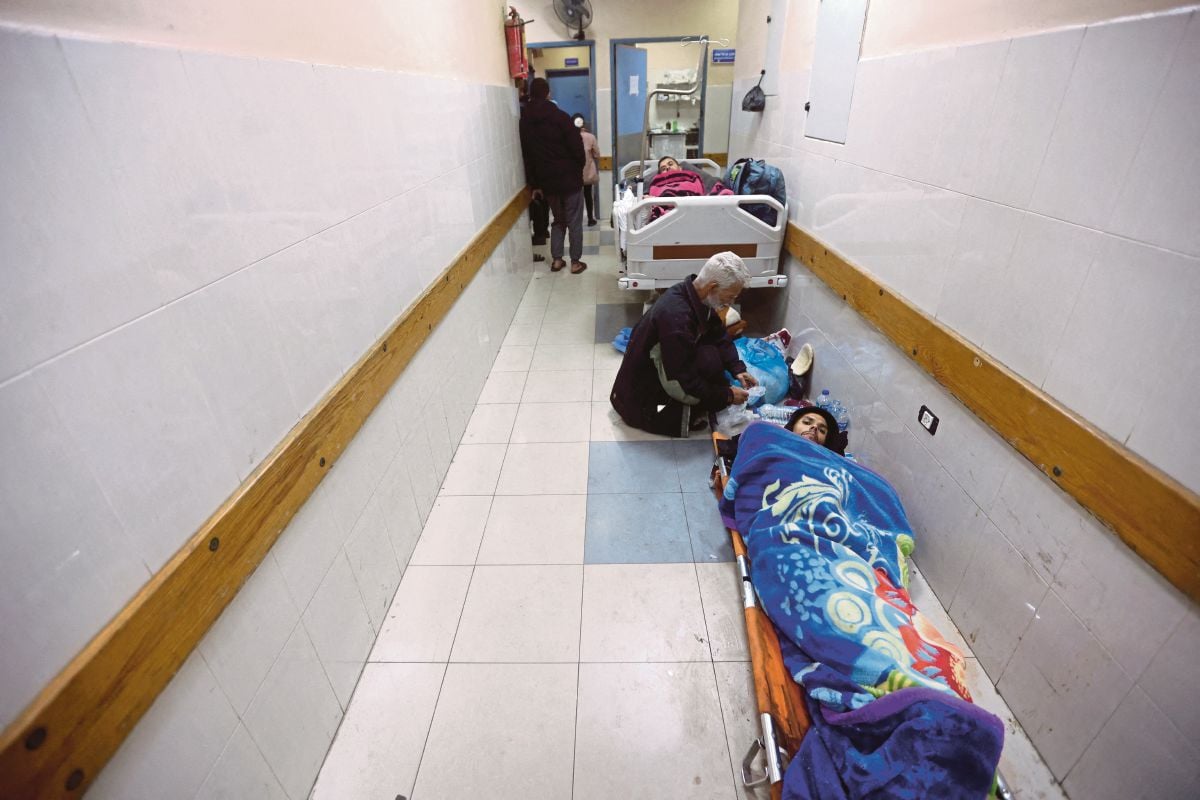 FOTO fail pada 12 Januari lalu menunjukkan penduduk Palestin yang cedera diletakkan di koridor dalam Hospital Nasser. FOTO Reuters 
