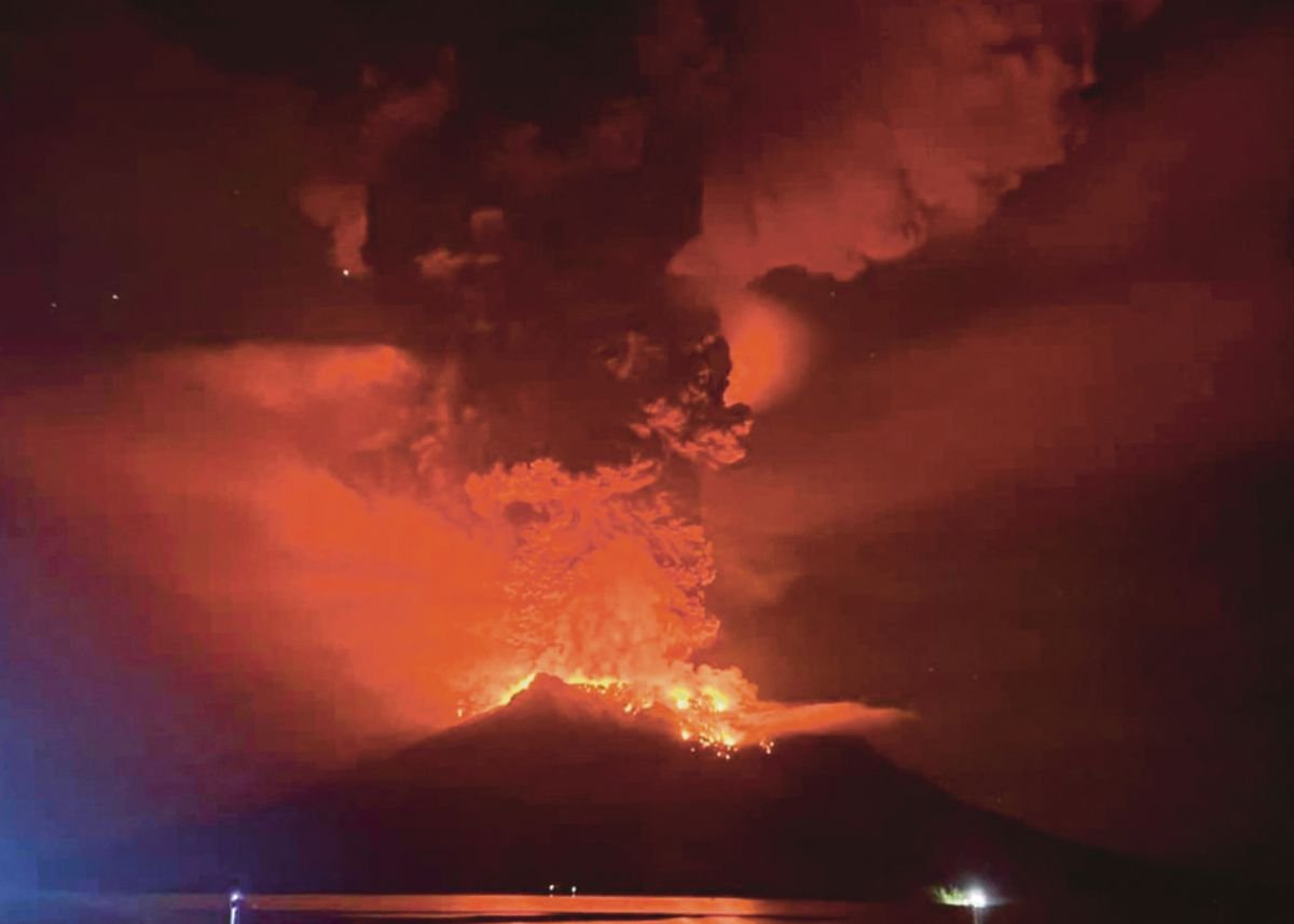 Gunung Ruang meletus sebanyak lima kali. FOTO AFP