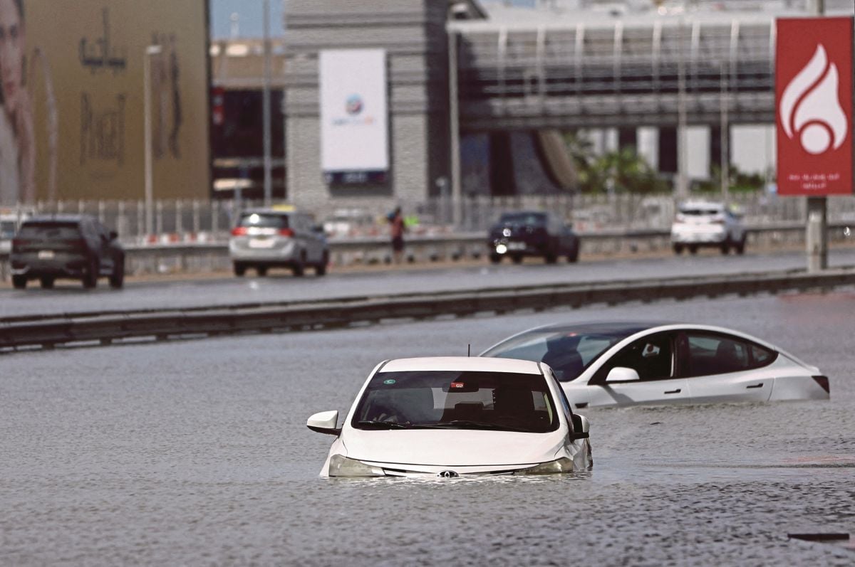 KERETA terkandas dalam banjir di Dubai, Rabu lalu. FOTO Reuters