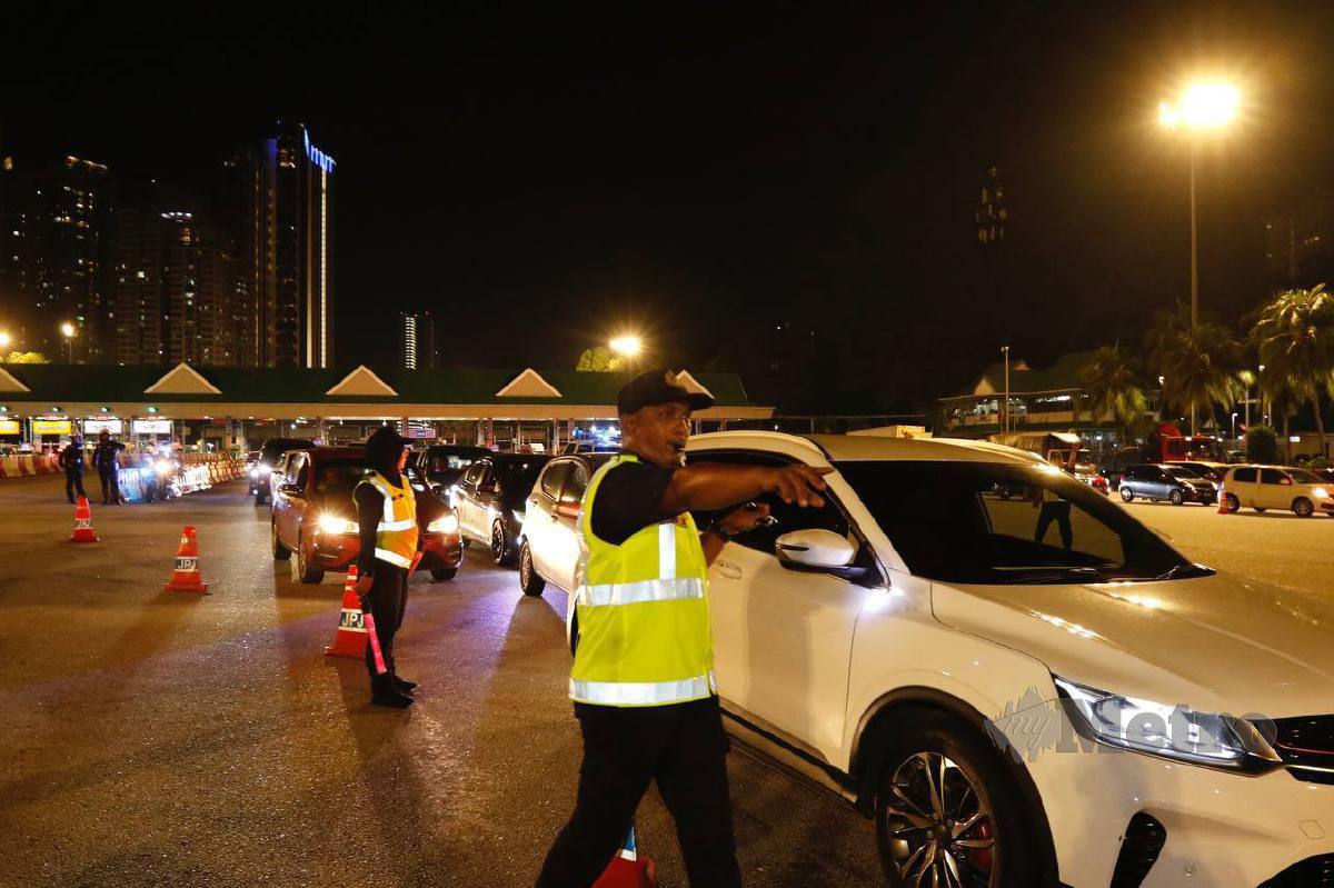 ANGGOTA dan pegawai JPJ Wilayah Persekutuan Kuala Lumpur (JPJWPKL) memeriksa kenderaan ketika Operasi Bersepadu Jabatan Pengangkutan Jalanraya Wilayah Persekutuan Kuala Lumpur di Plaza Tol Jalan Duta, Kuala Lumpur. FOTO Sadiq Sani