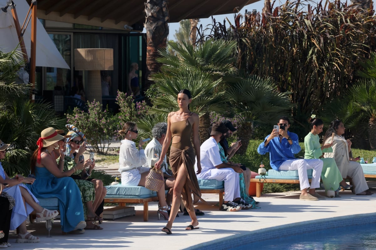 PERTUNJUKAN tepi kolam renang yang menampilkan rekaan pereka fesyen Maghribi, Yasmina Qanzal. FOTO AFP