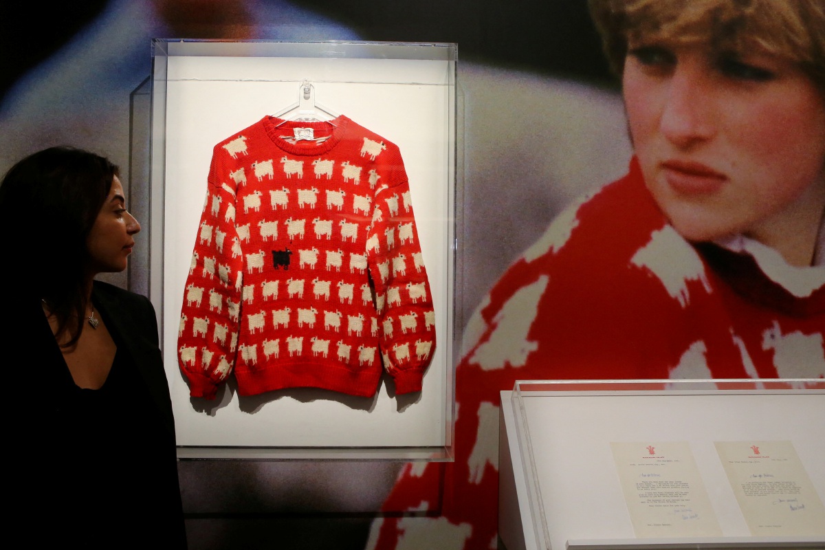 BAJU sejuk berwarna merah dan bercorak bebiri yang dipakai mendiang Puteri Diana bakal dilelong. FOTO Reuters