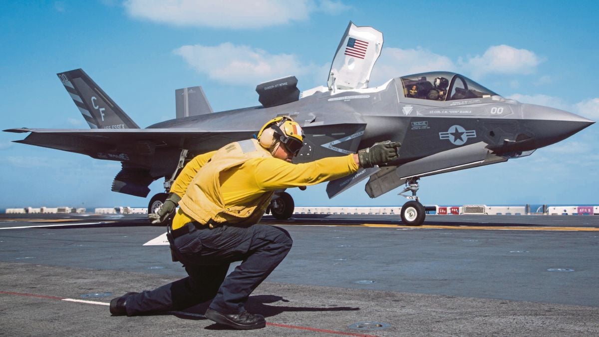 JET pejuang F-35B Lightning II berlepas dari kapal induk USS 