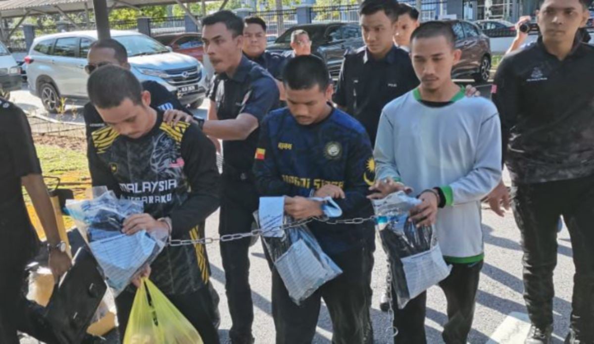 TIGA lelaki itu ketika dibawa ke Kompleks Mahkamah Seremban, hari ini. FOTO Ahmad Hasbi 