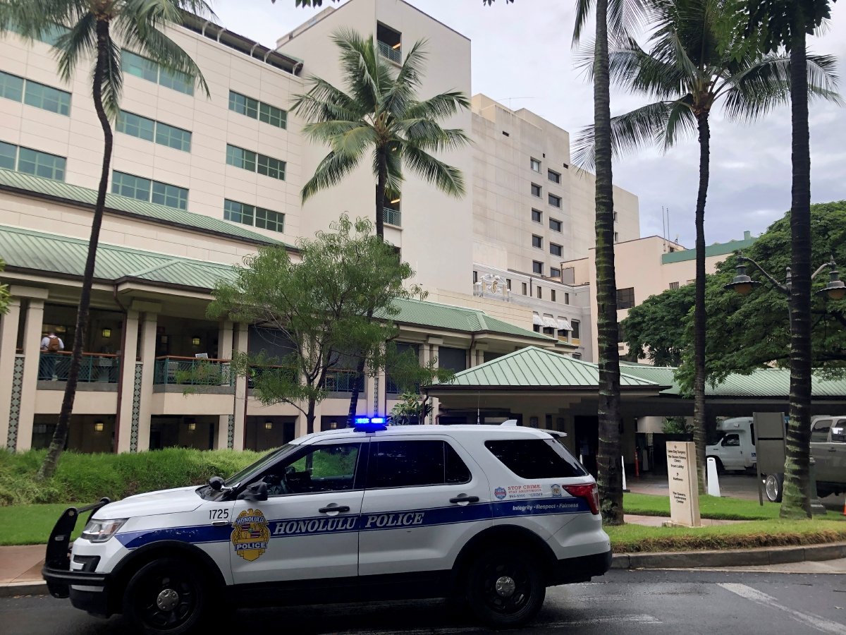 PENUMPANG yang cedera dibawa ke sebuah hospital di Honolulu. FOTO AP 