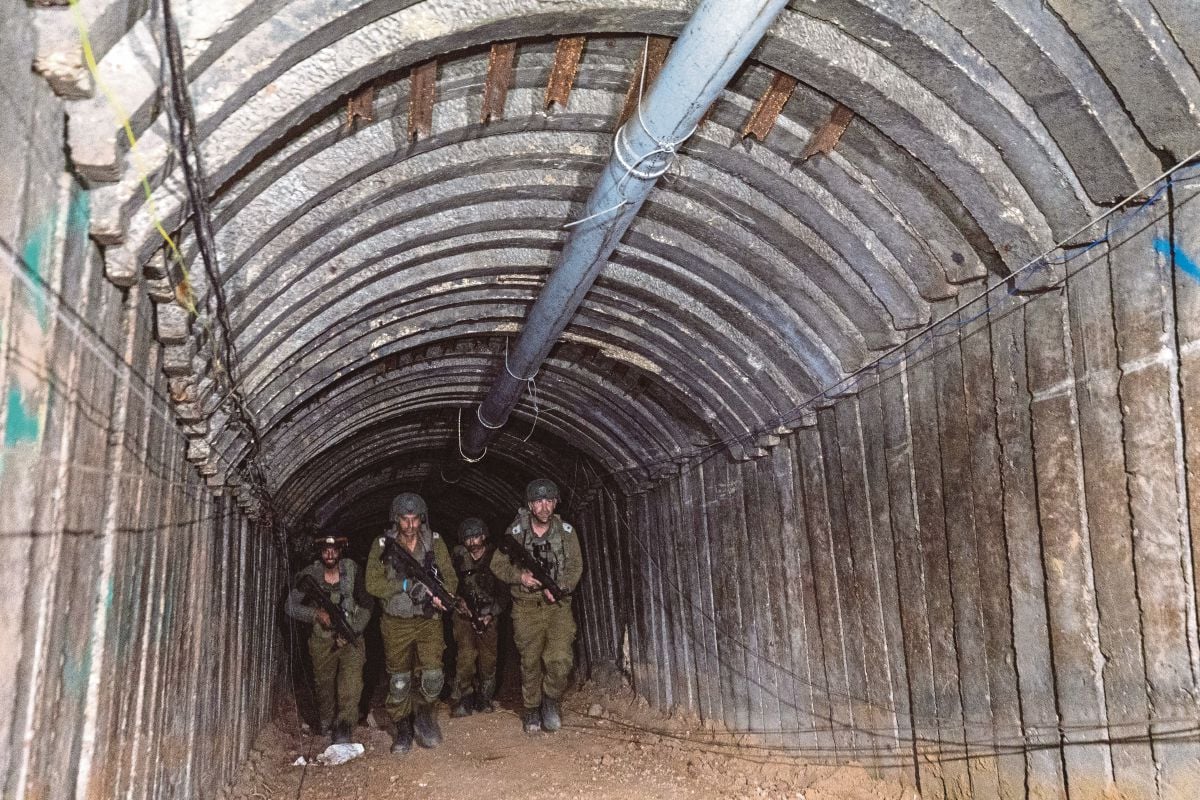 TENTERA Israel berjalan melepasi terowong Hamas yang ditemukan di Gaza. FOTO Reuters 