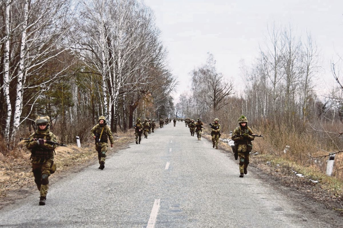 TENTERA Ukraine menyertai latihan ketenteraan di satu lokasi dirahsiakan pada 18 Februari. FOTO Reuters