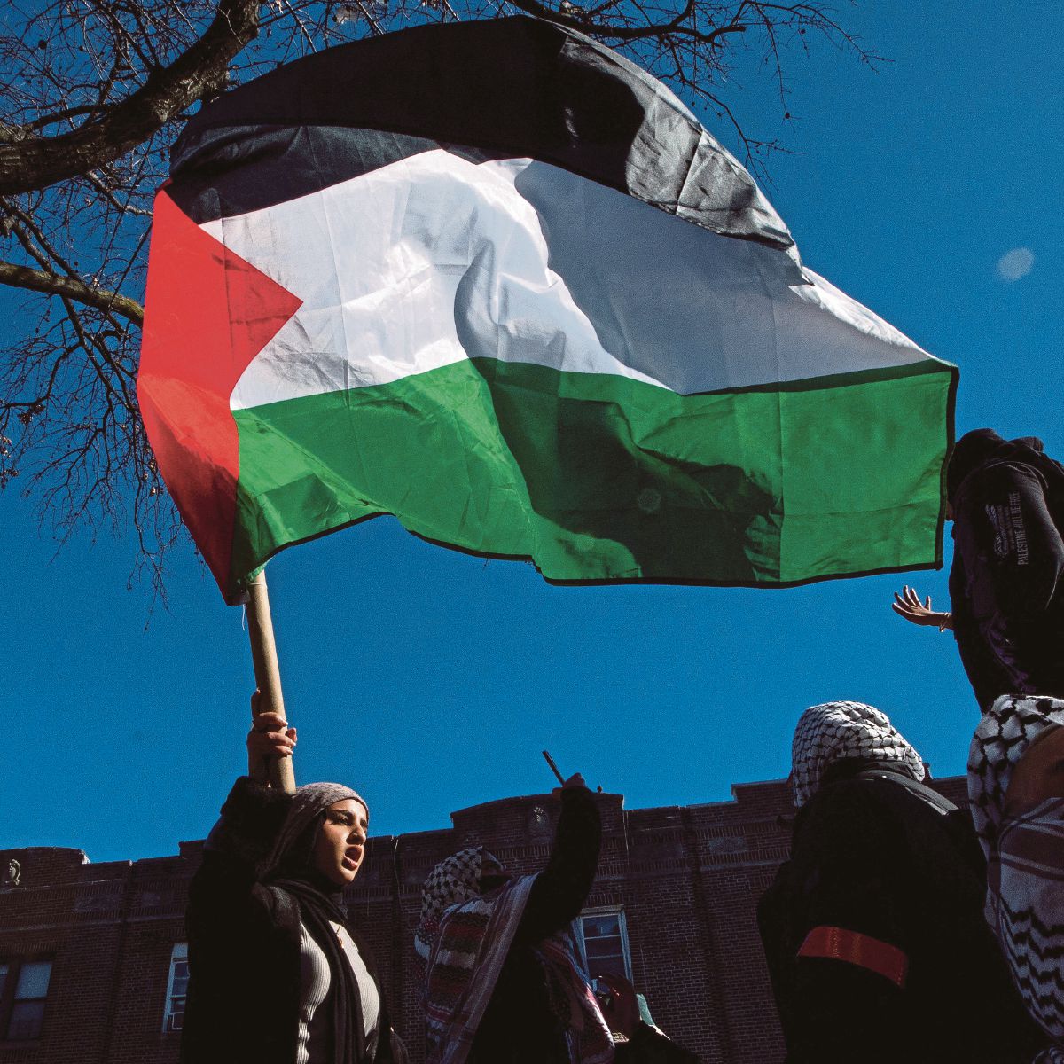 PENYOKONG Palestin menyertai tunjuk perasaan mendesak gencatan senjata di Queens, New York. FOTO Reuters