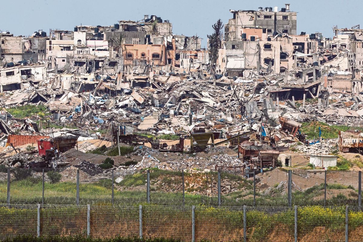 FOTO diambil dari selatan Israel menunjukkan kemusnahan di Gaza. FOTO AFP