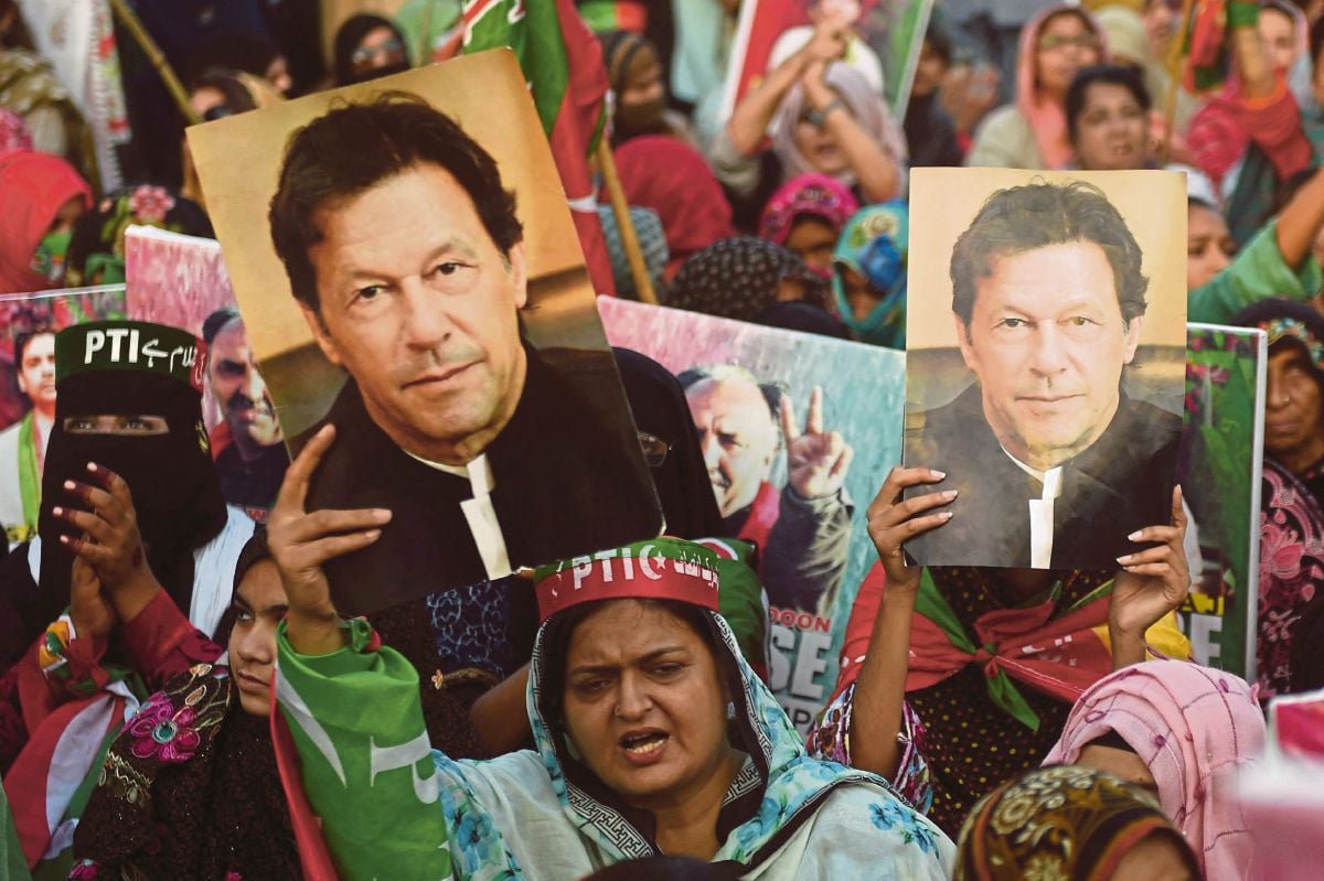 PENYOKONG Imran Khan ketika menyertai demonstrasi di Karachi, Pakistan. FOTO AFP