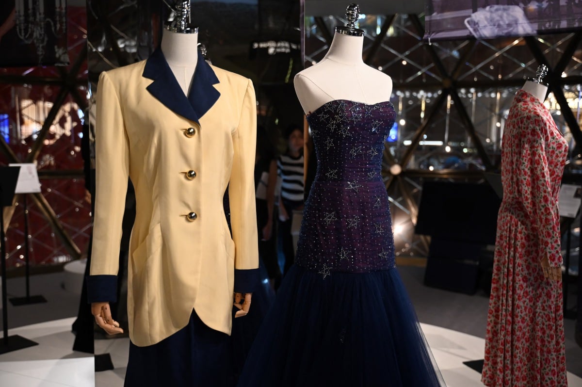 ANTARA pakaian milik Puteri Diana yang akan dilelong Julien's Auctions. FOTO AFP