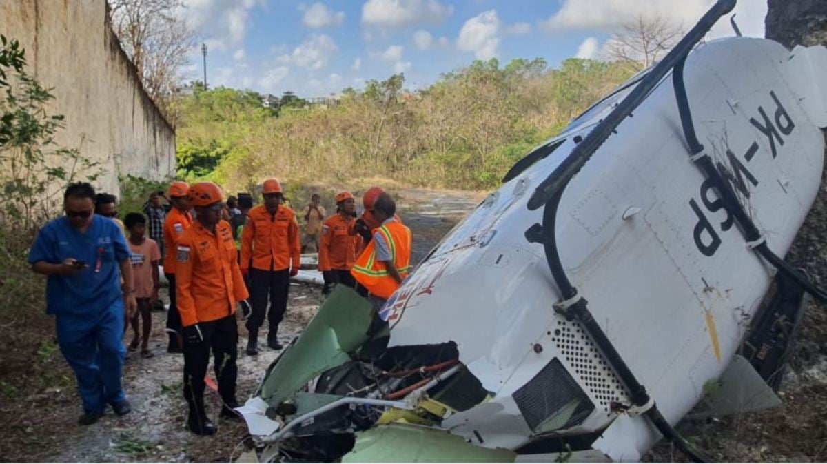 HELIKOPTER itu terhempas di Kuta Selatan, Badung, Bali. FOTO Basarnas Denpasar