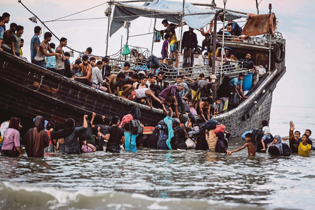 FOTO menunjukkan salah satu bot membawa pelarian Rohingya yang tiba di Aceh, minggu lalu. FOTO AFP
