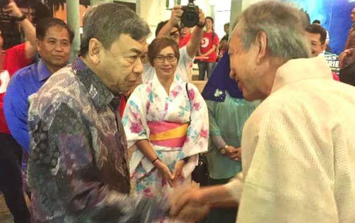 Sultan Selangor ketika berangkat melancarkan Festival Bon Odori pada tahun 2016, diiringi Duta Besar Jepun ke Malaysia ketika itu, Dr Makio Miyagawa. FOTO Ihsan Kedutaan Jepun di Malaysia.