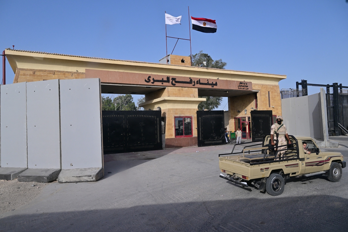 TENTERA Mesir mengawal lintasan Rafah di sebelah bahagian di negara itu. FOTO AFP