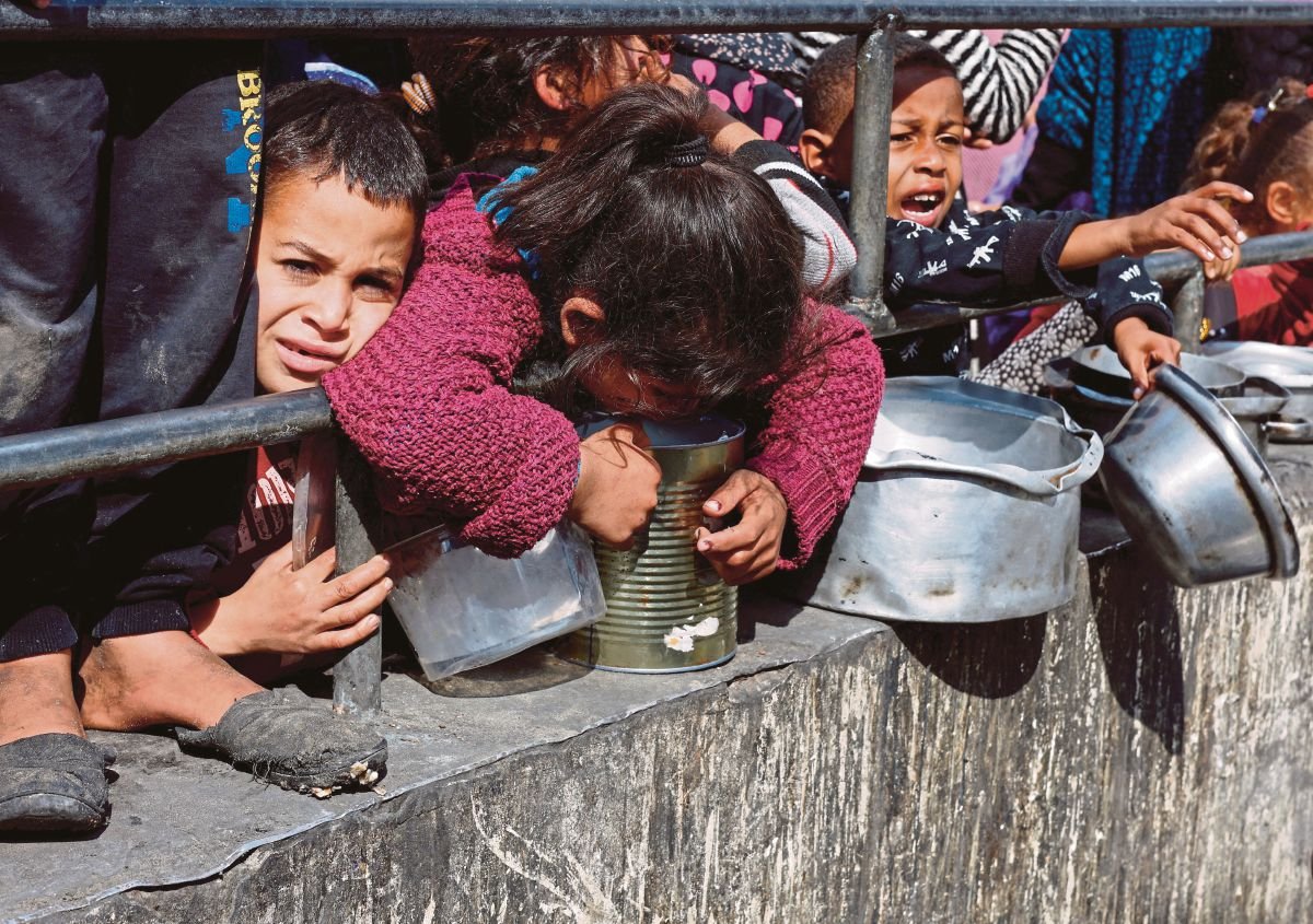 KANAK-KANAK Palestin menunggu untuk menerima sumbangan makanan. FOTO Reuters 