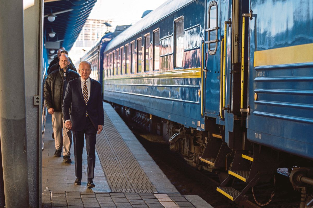 JOE Biden tiba dengan kereta api untuk lawatan mengejut di Kyiv. FOTO Reuters 