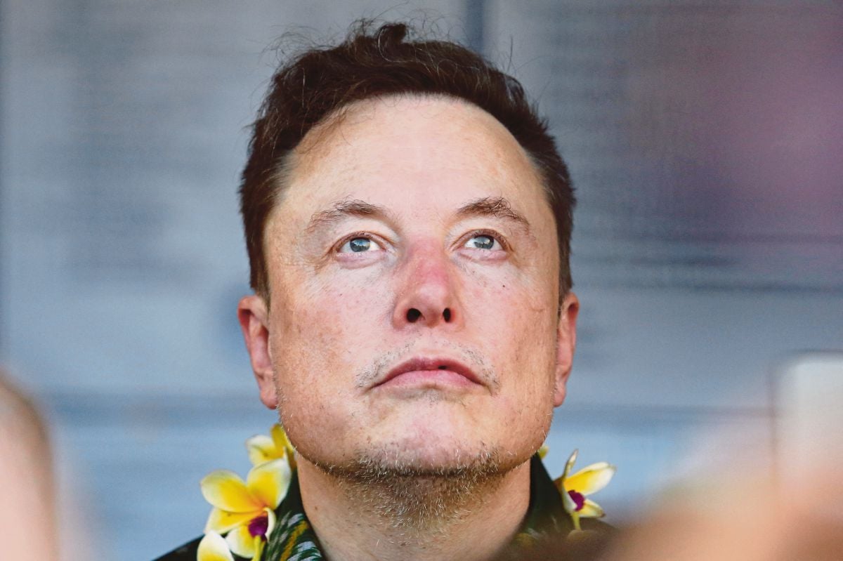 ELON Musk melancarkan perkhidmatan internet satelit SpaceX, Starlink di Denpasar, Bali, Ahad lalu. FOTO Reuters 