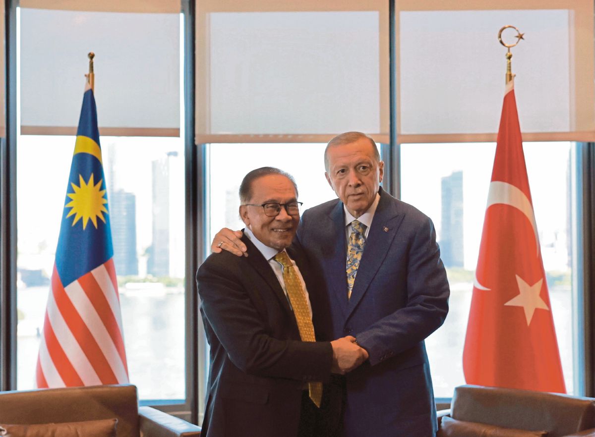 ANWAR (kiri) bersalam dengan Erdogan ketika mengadakan pertemuan dua hala sempena Perhimpunan Agung Pertubuhan Bangsa-Bangsa Bersatu (Unga) ke-78 di New York. FOTO BERNAMA