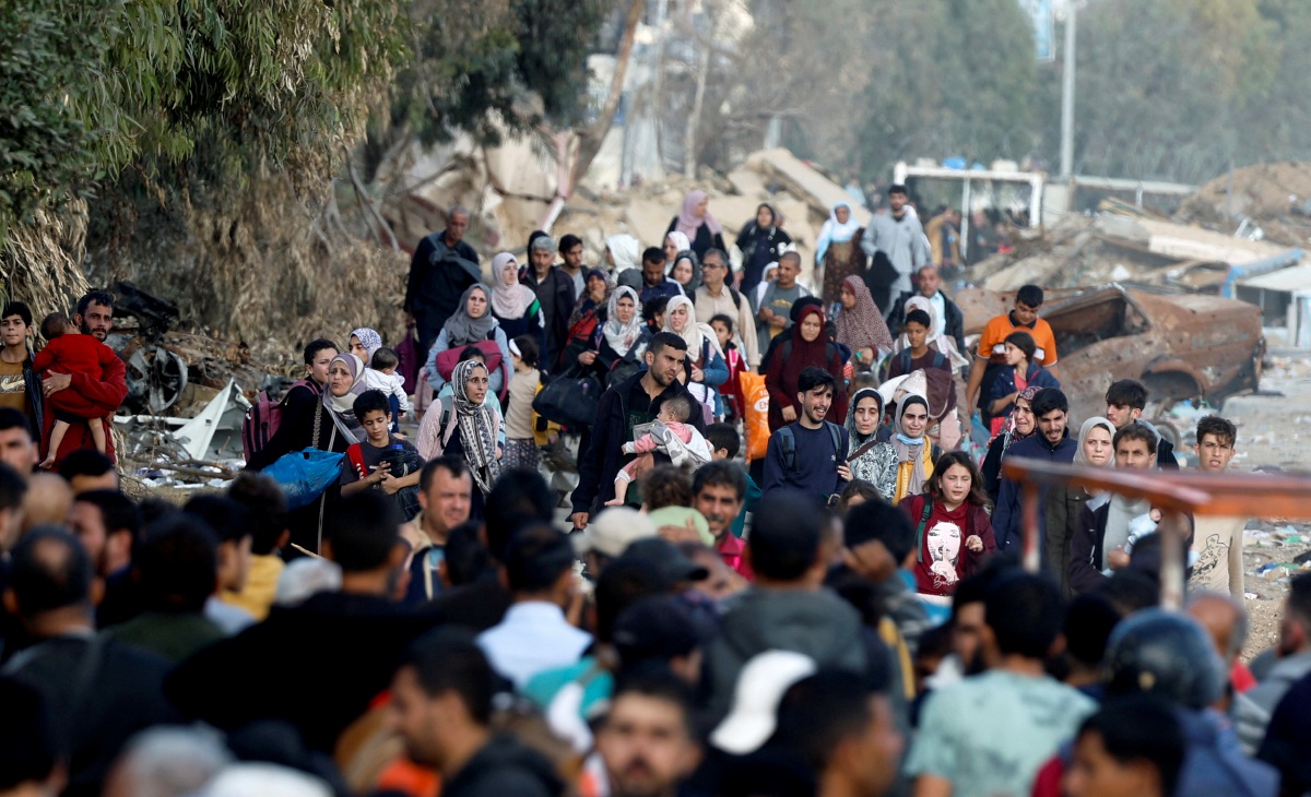 PENDUDUK Palestin melarikan diri dari utara untuk ke selatan Gaza. FOTO Reuters