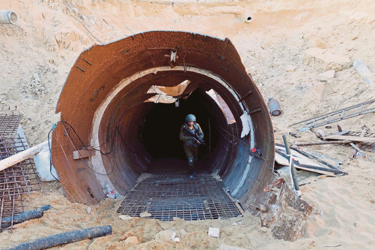 FOTO pada 15 Disember menunjukkan terowong Hamas yang didakwa ditemukan berhampiran Lintasan Erez. FOTO AFP