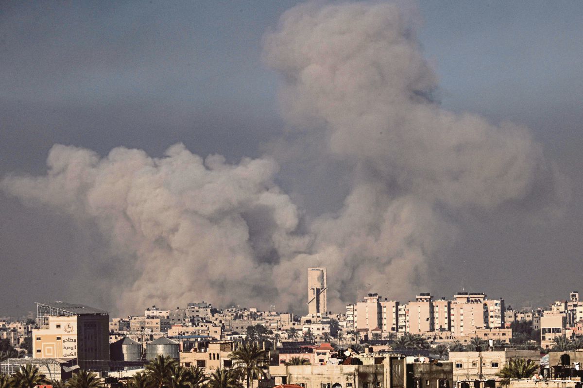 ASAP tebal susulan pengeboman Israel di Khan Yunis, selatan Gaza. FOTO AFP