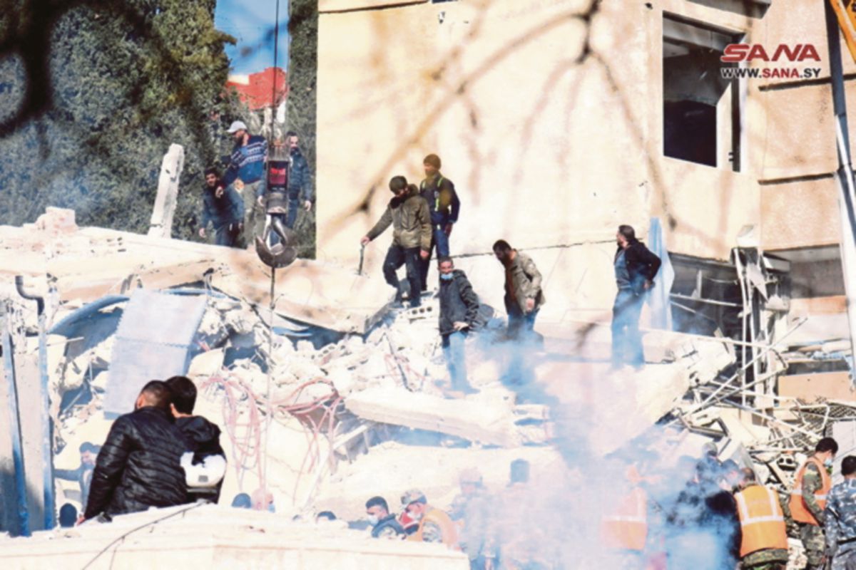 KESAN kemusnahan susulan serangan Israel di kejiranan Mazzeh di Damsyik. FOTO Sana/ Reuters 