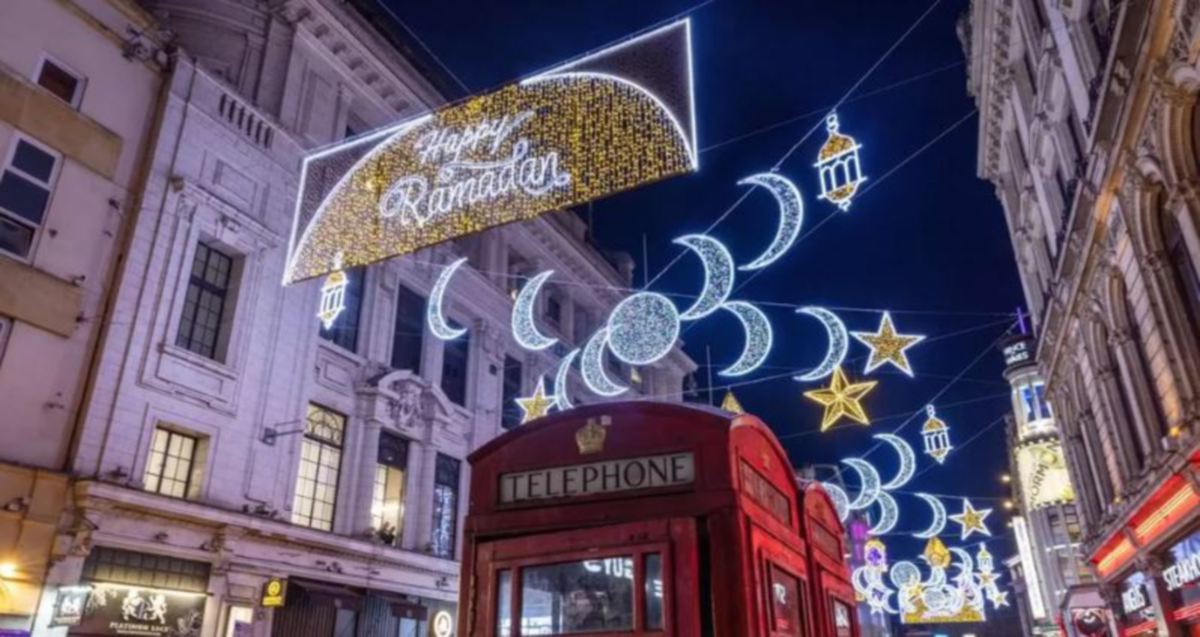 LAMPU hiasan sempena Ramadan di tengah London. FOTO Reuters 