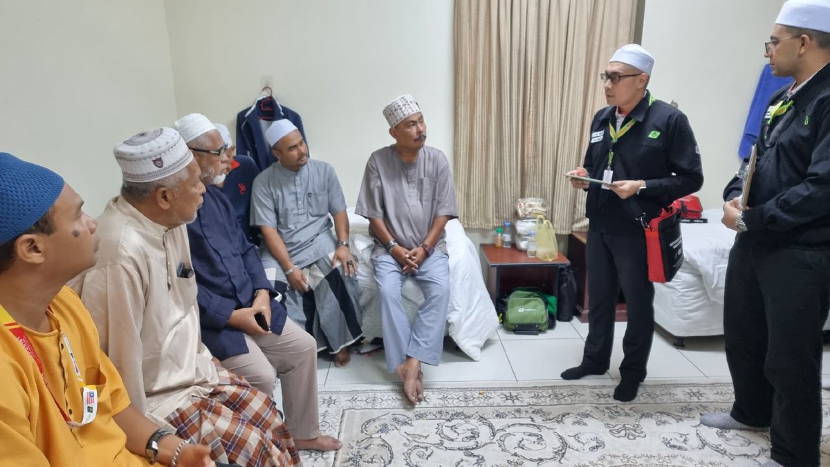 JEMAAH tekun mendengar penjelasan Dr Ammar dan Dr Asraf mengenai penjagaan kesihatan sewaktu di Makkah. FOTO Husain Jahit