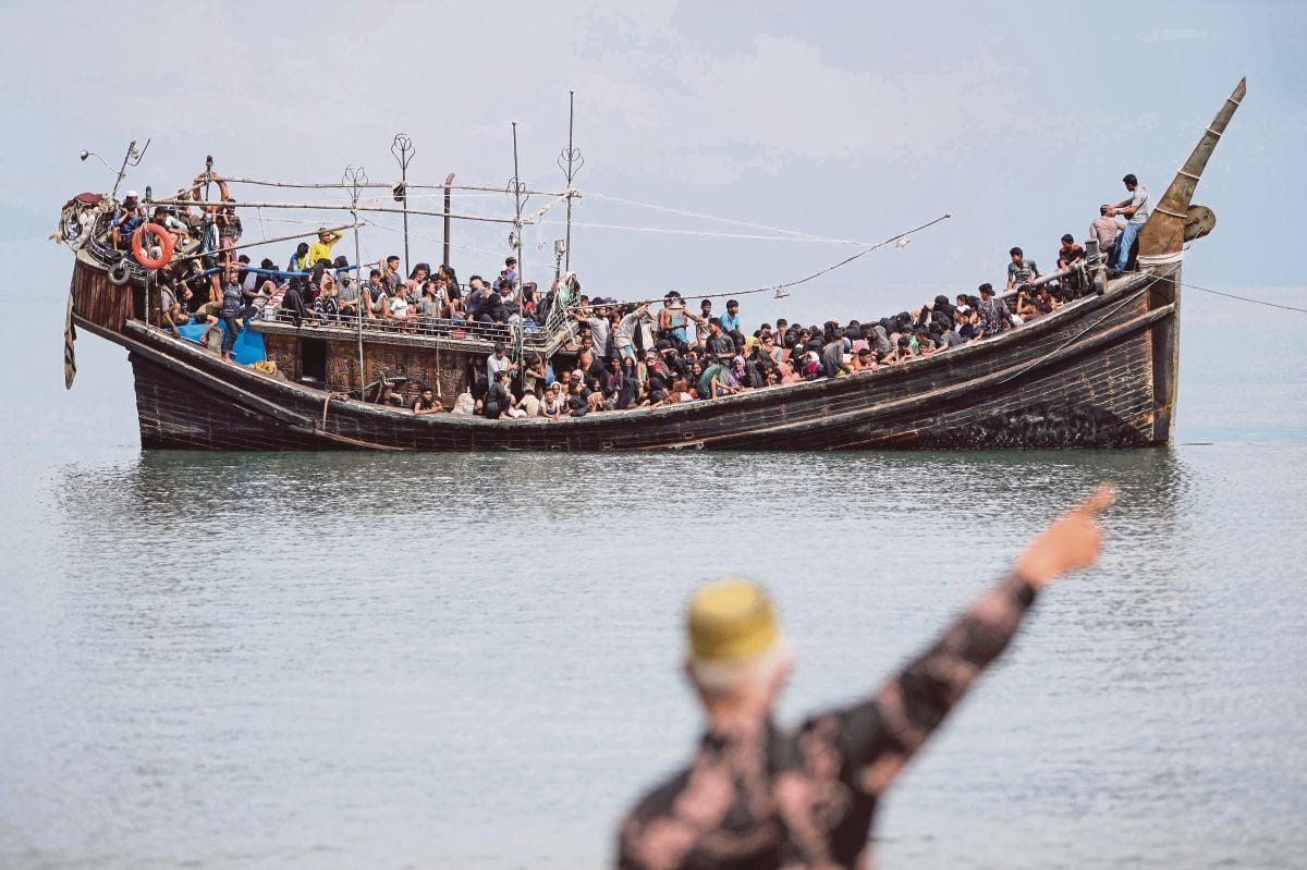 SALAH satu bot membawa pelarian Rohingya tiba di pantai di Aceh. FOTO AFP 