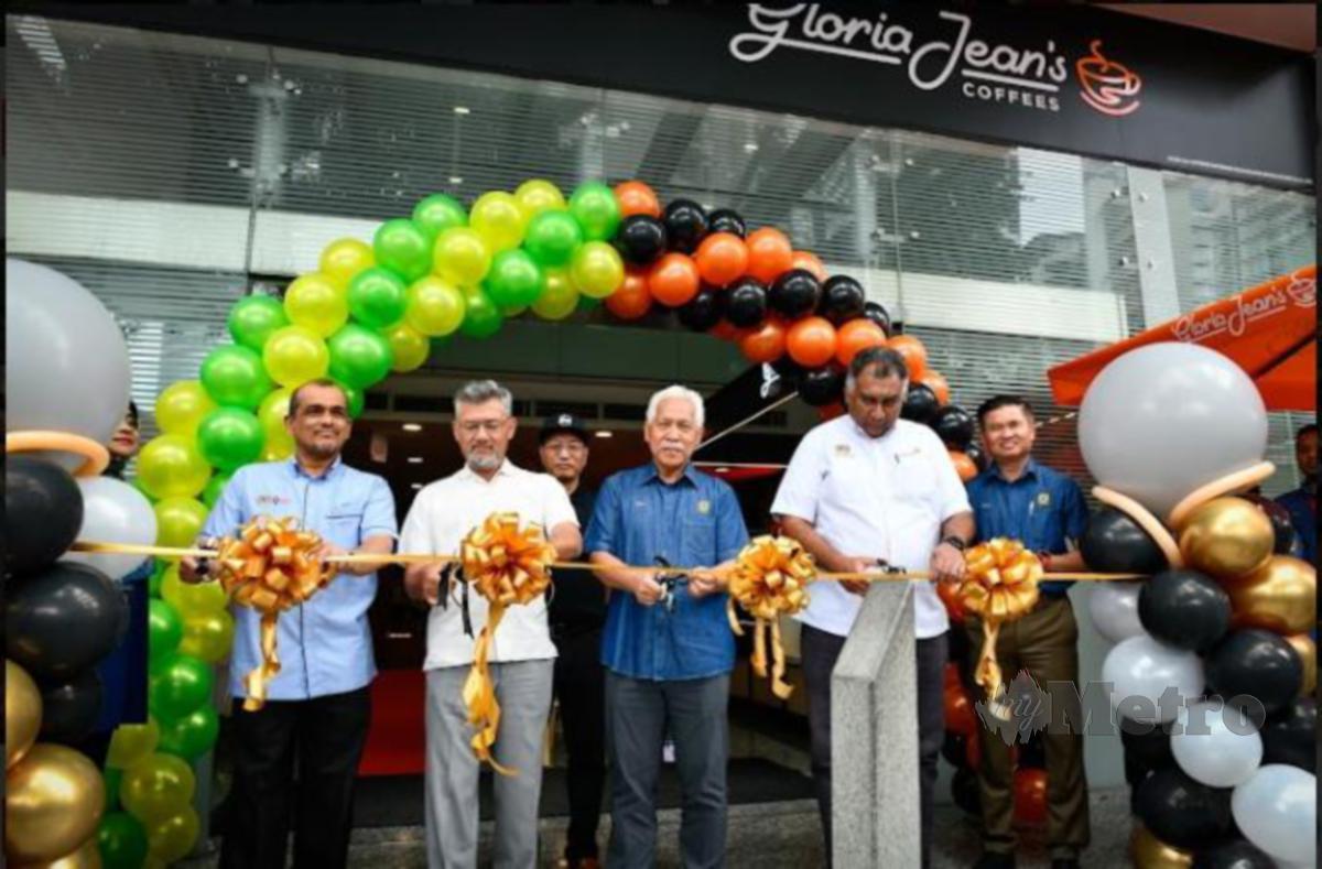 PEMBUKAAN cawangan Gloria Jean’s Coffees di Menara Felda Platinum Park KLCC disempurnakan  Pengerusi Felda Tan Sri Idris Jusoh (tengah).
