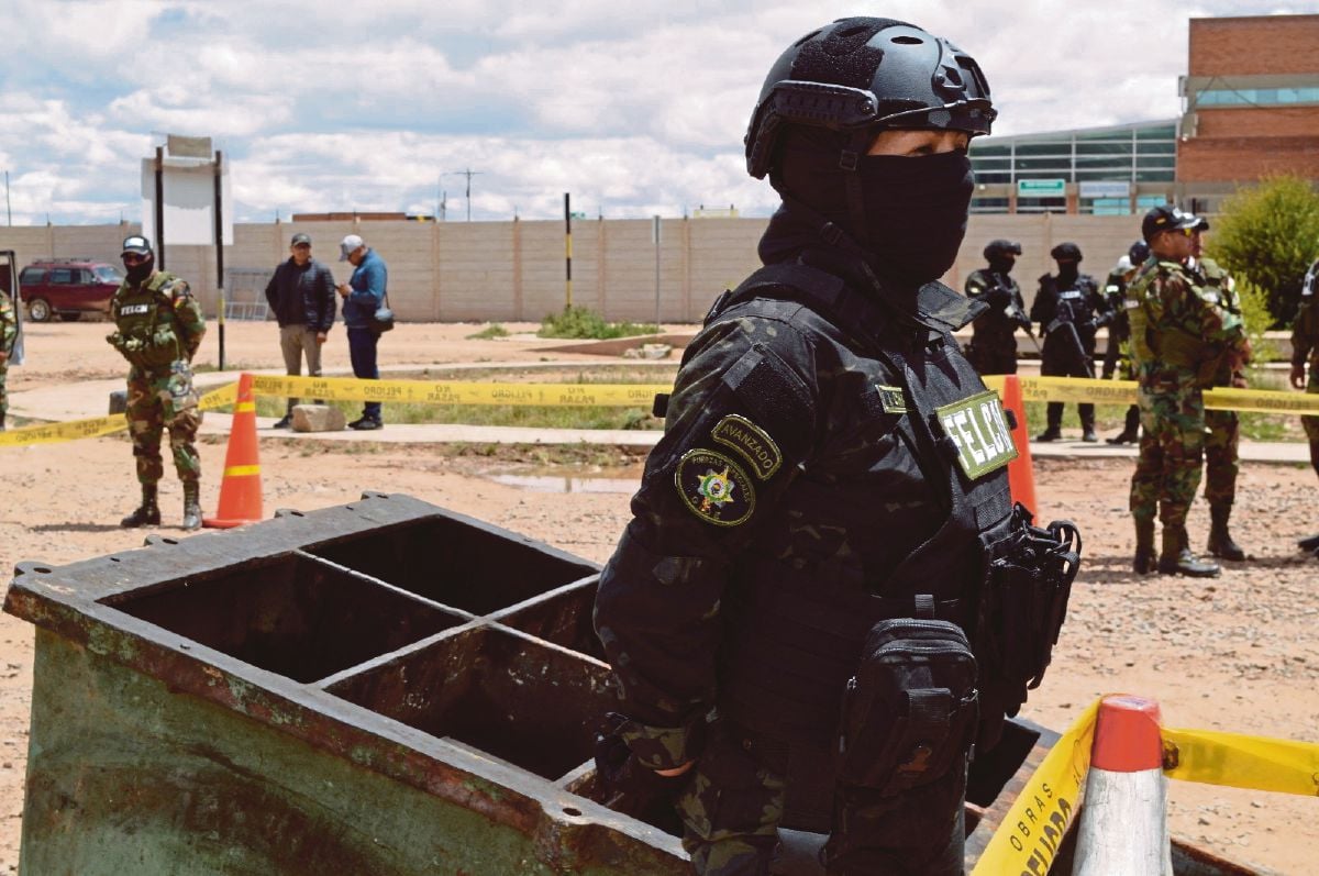 PASUKAN keselamatan Bolivia melakukan pemeriksaan susulan penemuan dadah berkenaan. FOTO Reuters
