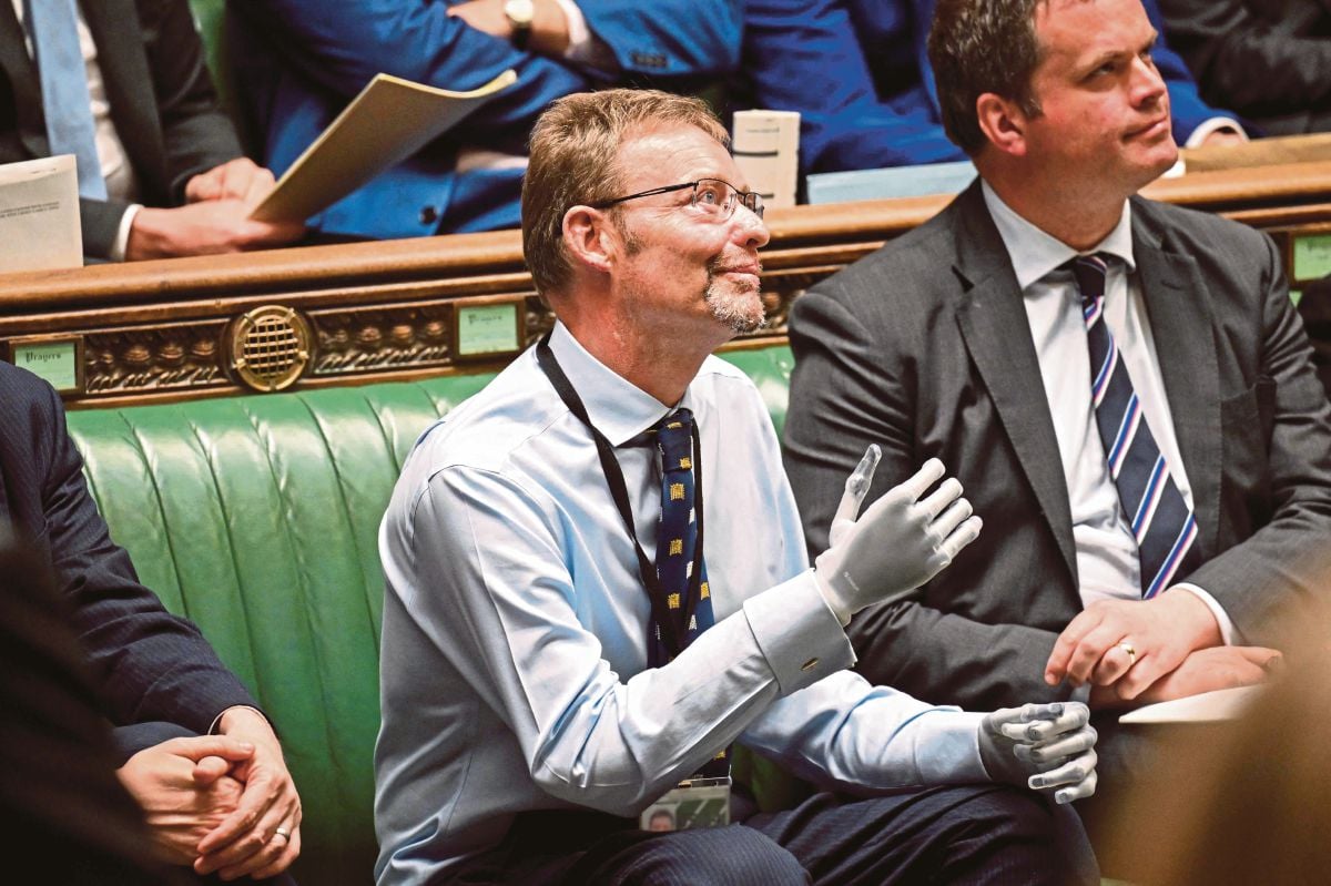 MACKINLAY menerima tepukan dan sorakan ketika menghadiri sidang Dewan Rakyat di Parlimen UK, Rabu lalu. FOTO AFP 
