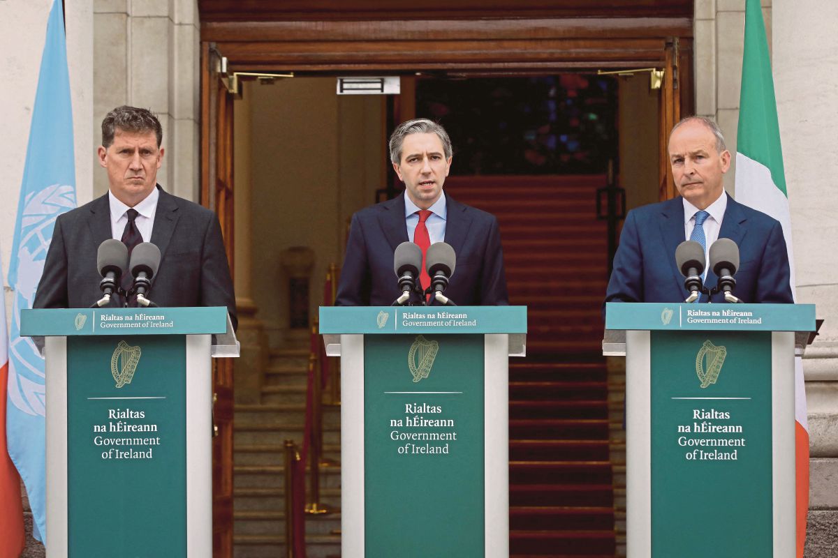 SIMON Harris (tengah), Menteri Luar Ireland, Michel Martin (kanan) dan Menteri Pengangkutan Ireland, Eamon Ryan (kiri) pada sidang media mengumumkan pengiktirafan kenegaraan Palestin, di Dublin. FOTO AFP