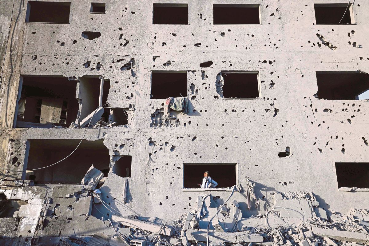 KESAN serangan Israel di sebuah bangunan di Khan Yunis, selatan Gaza. FOTO AFP 