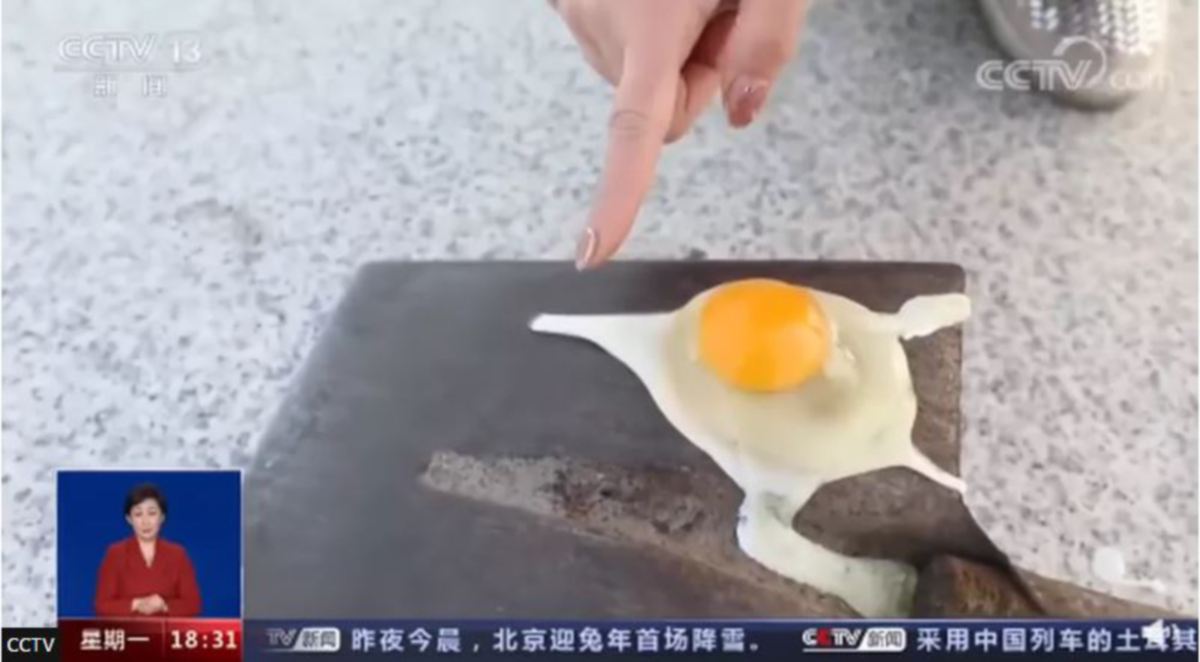 TANGKAP layar daripada video disiarkan CCTV menunjukkan telur yang membeku kerana cuaca terlampau sejuk. 