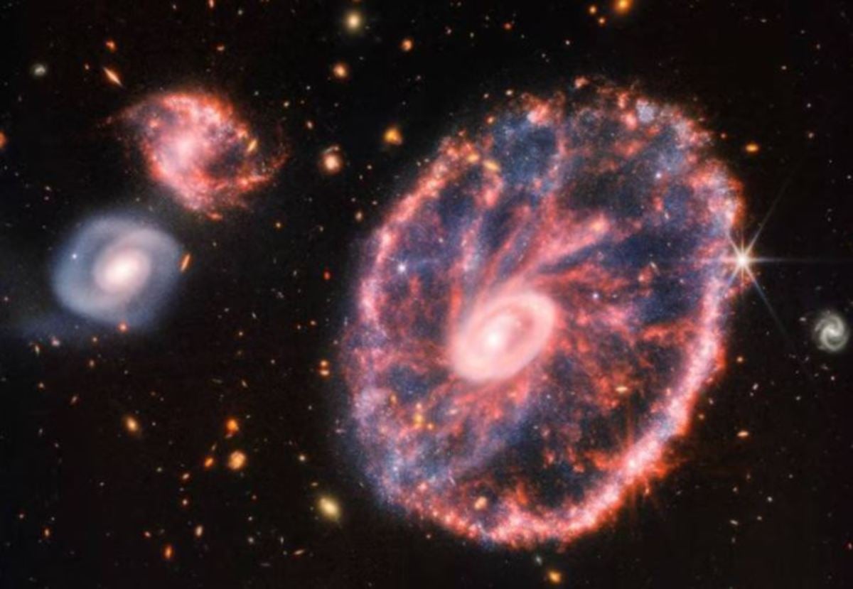 GALAKSI putar roda atau Cartwheel Galaxy dirakam menerusi Teleskop Angkasa James Webb. FOTO 