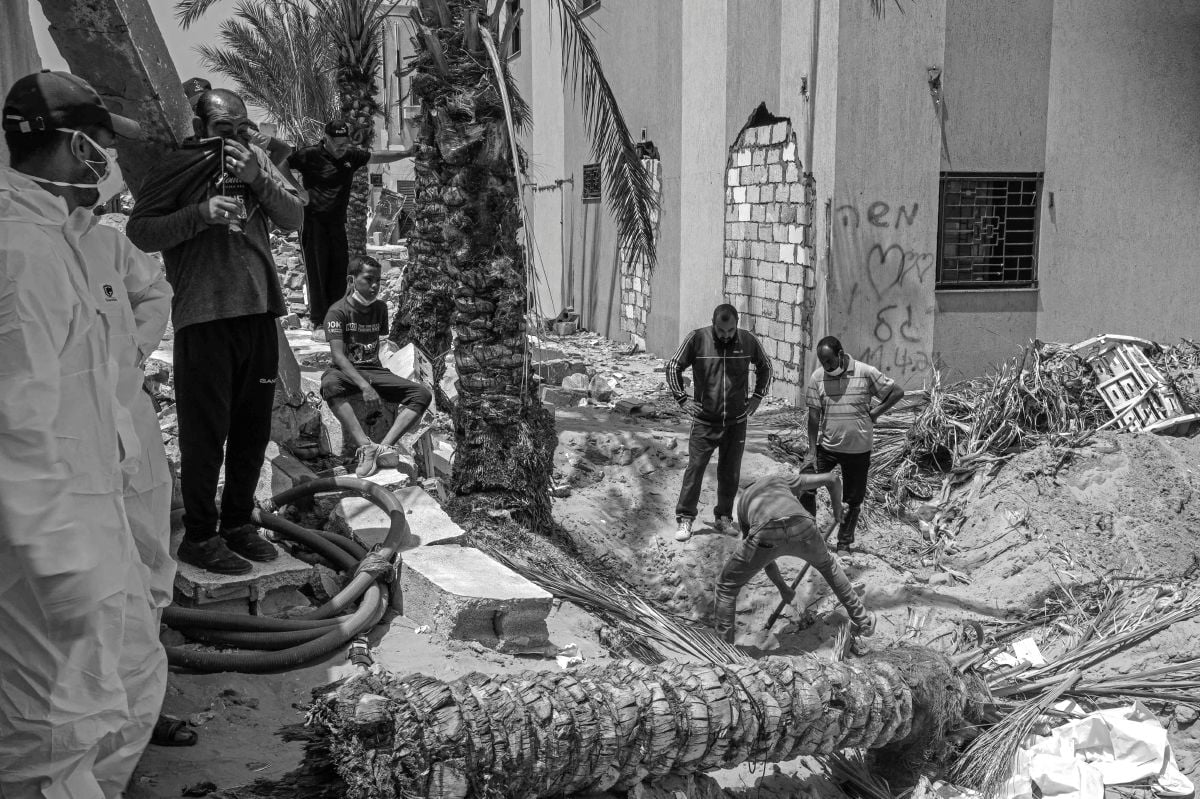 PETUGAS dan orang ramai membantu menggali kubur yang ditemukan di kawasan Hospital Nasser. FOTO AFP 
