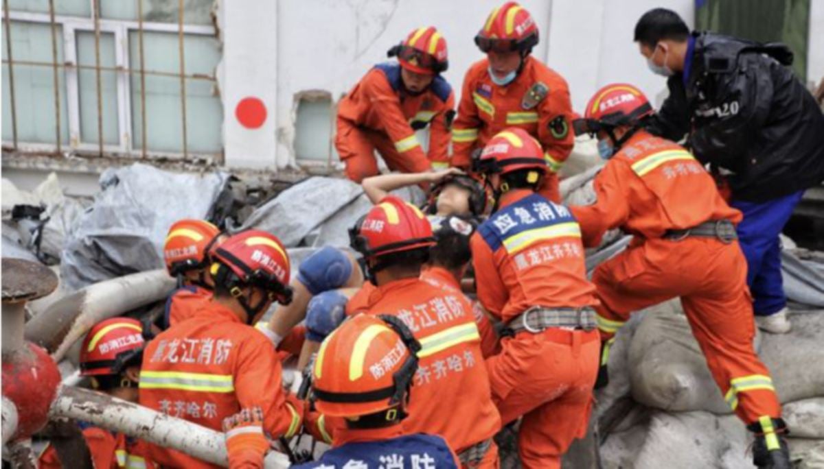 PENYELAMAT membantu mangsa. FOTO Weibo/ People's Daily