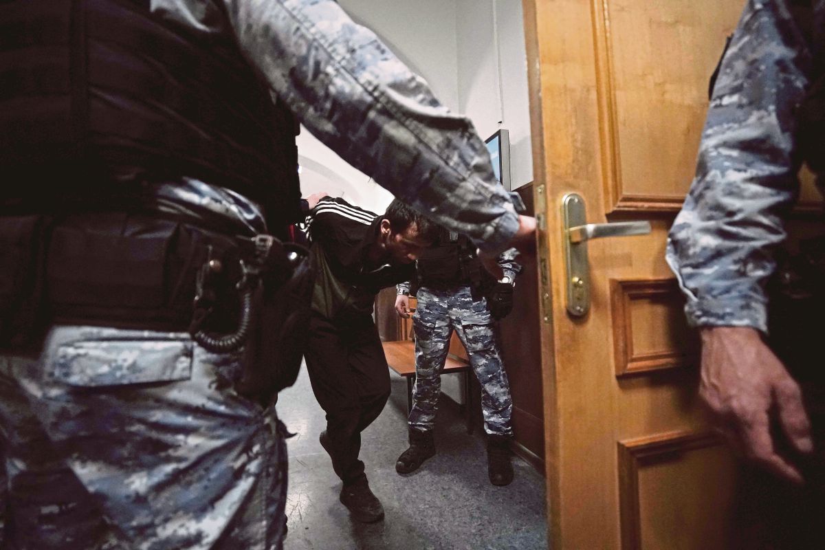 SALAH seorang daripada empat suspek pengganas dibawa masuk ke mahkamah di Moscow. FOTO AFP